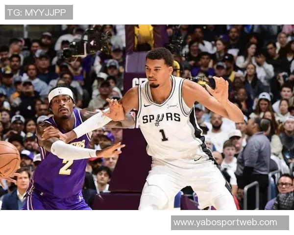 里德替补表现平平15投6中贡献15分7篮板1盖帽三分球命中率不佳 里德替补表现平平15投6中贡献15分7篮板1盖帽三分球命中率不佳